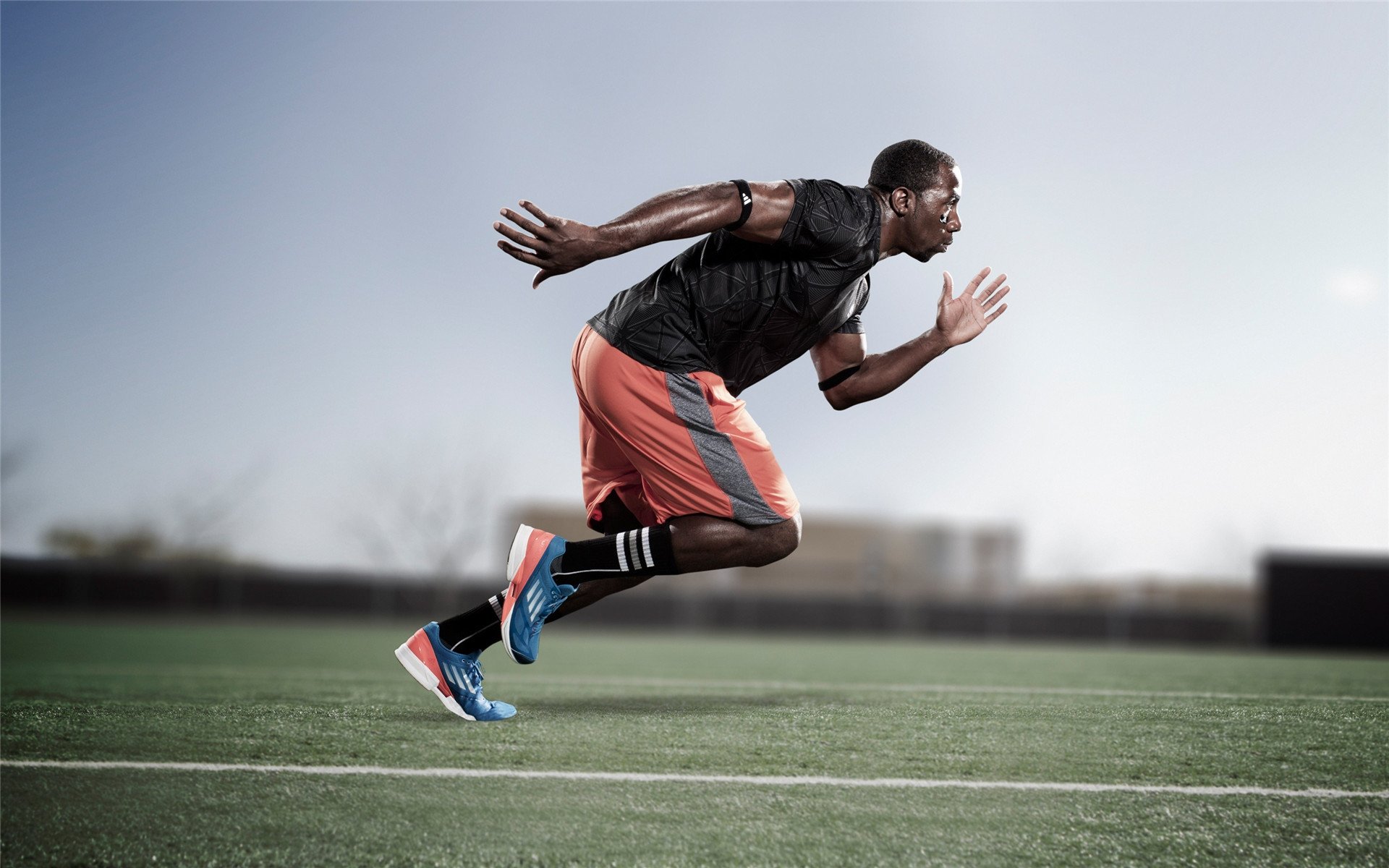 爱游戏体育官网-乔治左右开弓命中两记三分，乔治持球进攻能力